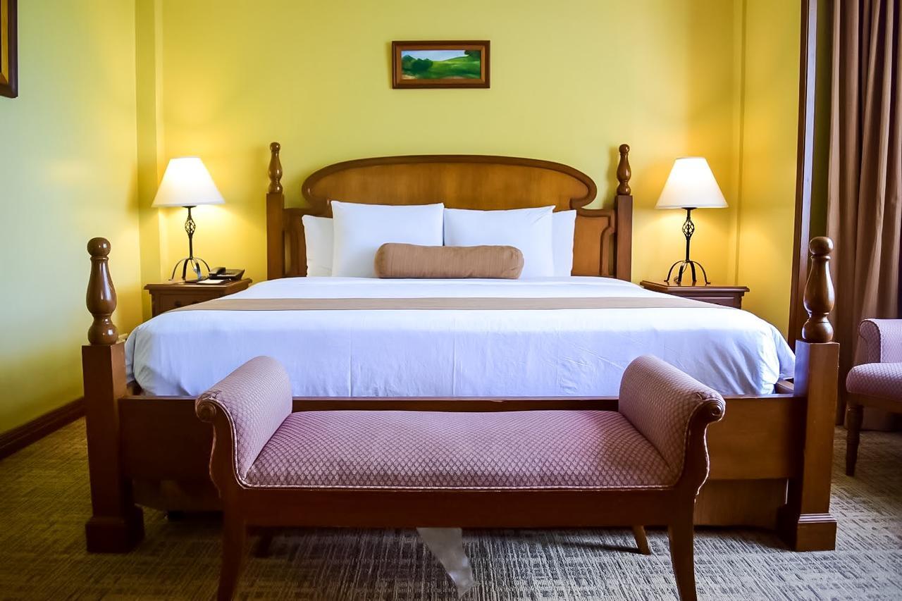 Hotel The Manor At Camp John Hay Baguio City Esterno foto