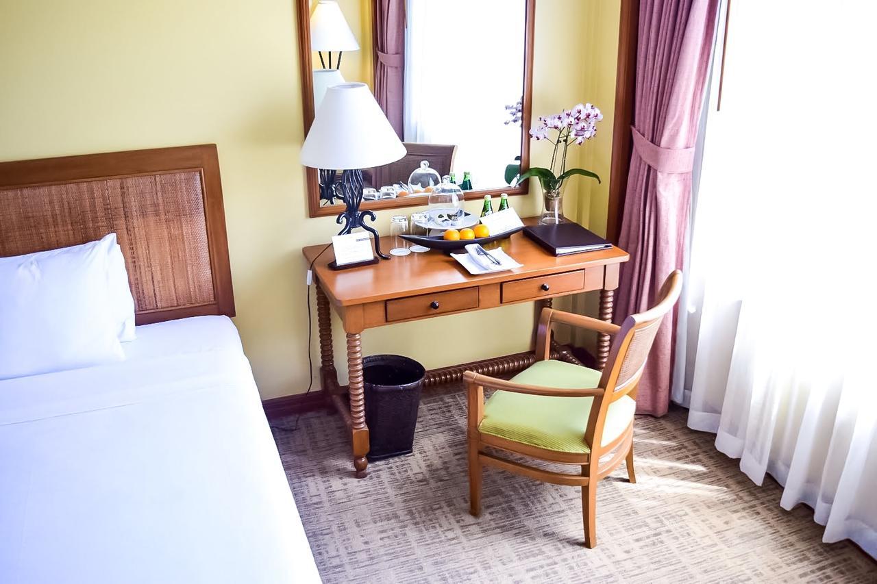 Hotel The Manor At Camp John Hay Baguio City Esterno foto