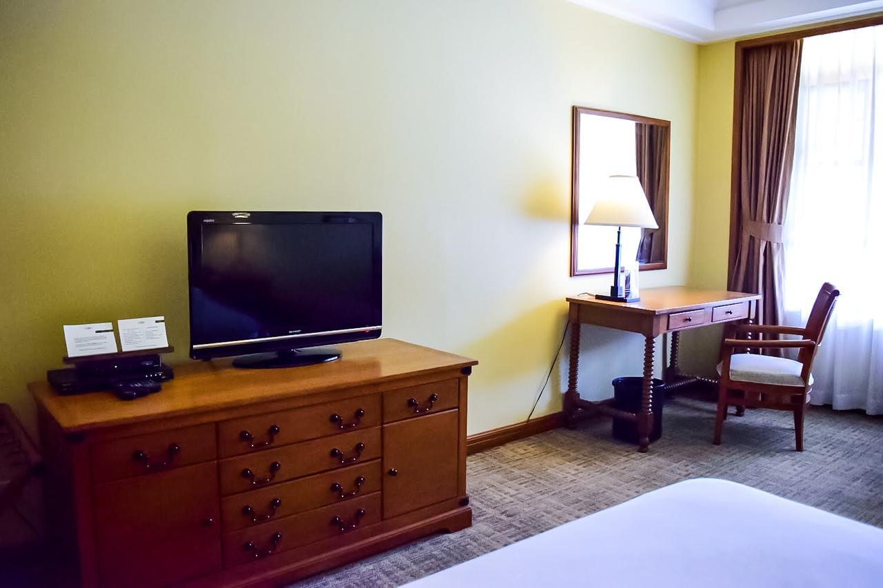 Hotel The Manor At Camp John Hay Baguio City Esterno foto